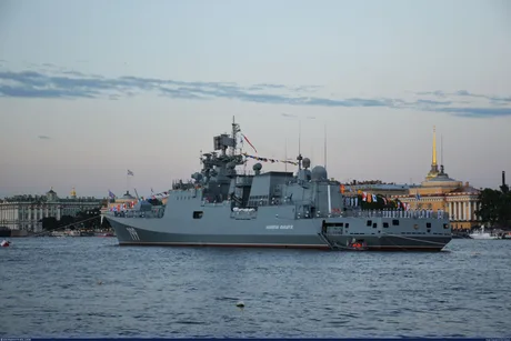 Fregata rusă Amiral Makarov în port, cu steaguri arborate pe punte.