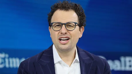 Un bărbat cu ochelari discută despre securitatea cibernetică.