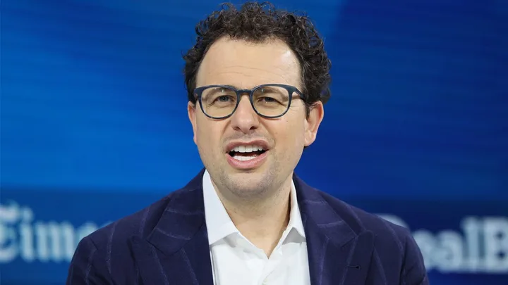 Un bărbat cu ochelari discută despre securitatea cibernetică.