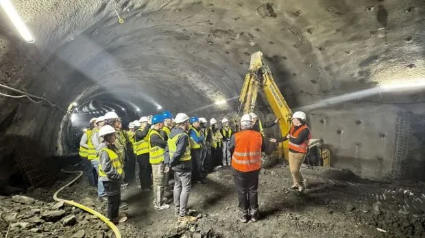 Studenți pe șantierul autostrăzii A1, observând lucrările la tuneluri.