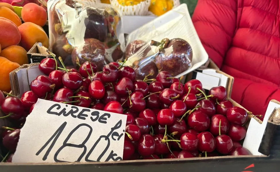 Cireșe proaspete expuse la vânzare, cu prețul de 180 lei/kg.