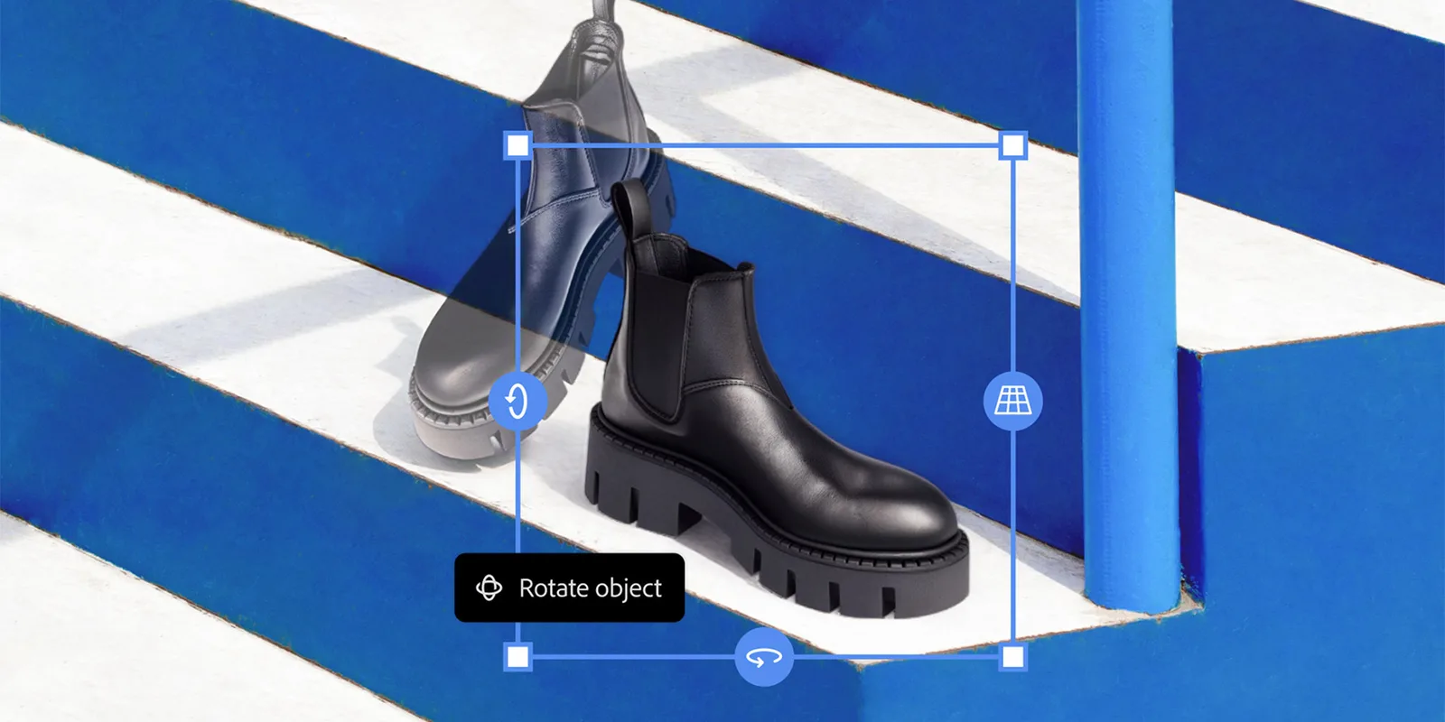 Un bot de piele neagră pe o scară albă și albastră, evidențiind rotația obiectului.