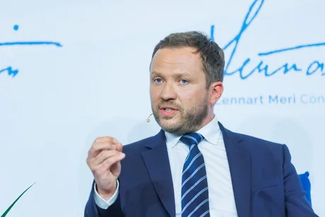 Ministrul estonian discutând despre securitatea țărilor baltice și NATO.