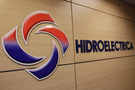 Logo-ul Hidroelectrica pe un fundal de lemn.
