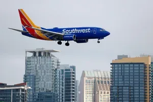 Compania aeriană interzice roboții umanoizi și animale robotizate la bord.
