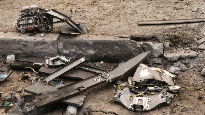 Resturi de drone distruse pe un teren afectat de atacuri aeriene.