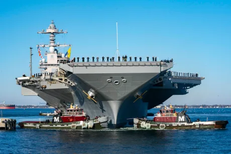 Portavion militar american navigând pe mare, pregătiri pentru acțiune.