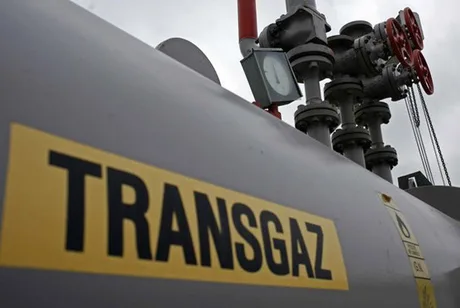 Logo Transgaz pe un conductă de gaze naturale, simbolizând transportul energiei.