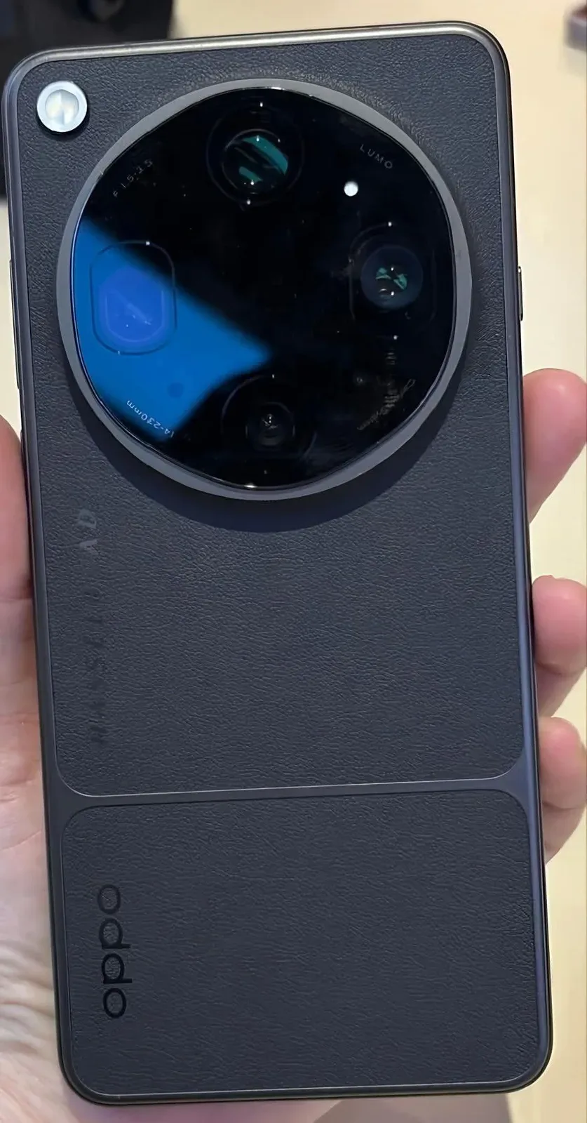 Spatele Oppo Find X9 Ultra cu design modern și logo-uri distincte.