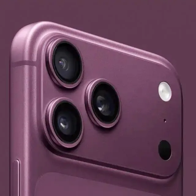 Detaliu al camerei unui smartphone de ultimă generație.