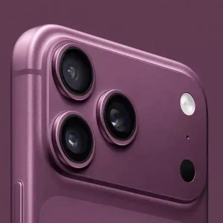 Detaliu al camerei unui smartphone de ultimă generație.