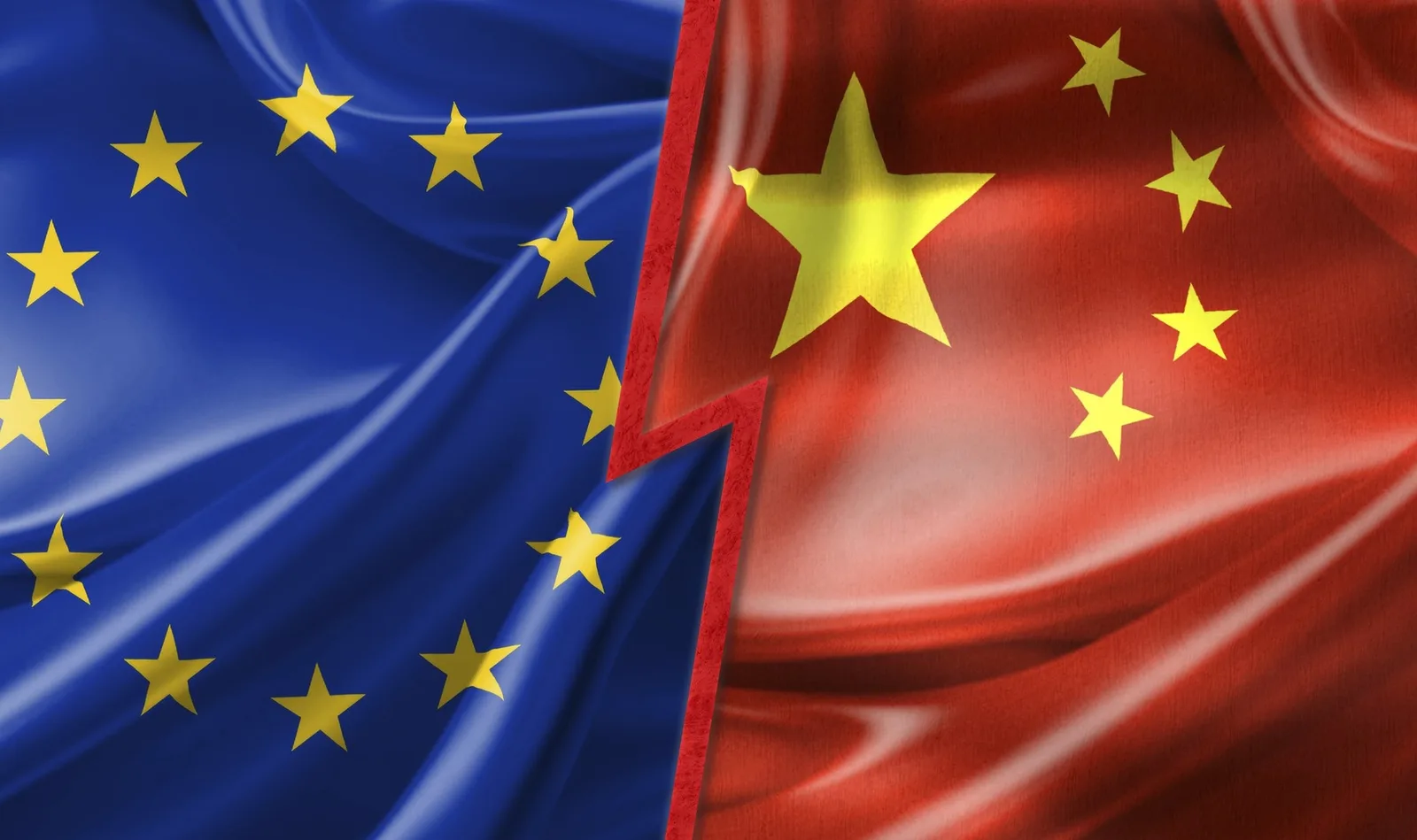 Steagurile Uniunii Europene și Chinei, simbolizând tensiuni comerciale.