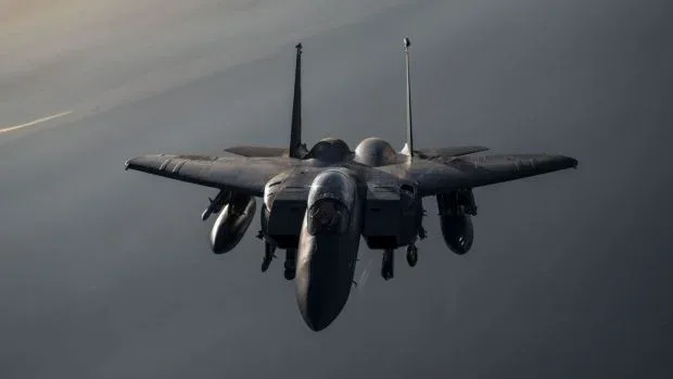 Avion militar în zbor, simbolizând tensiuni în Orientul Mijlociu.