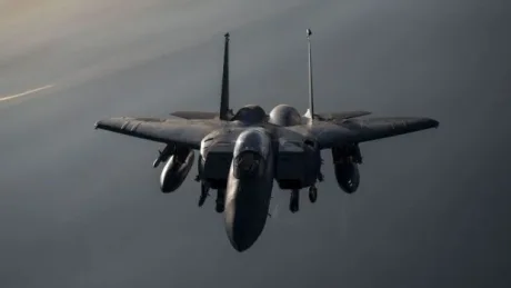 Avion militar în zbor, simbolizând tensiuni în Orientul Mijlociu.