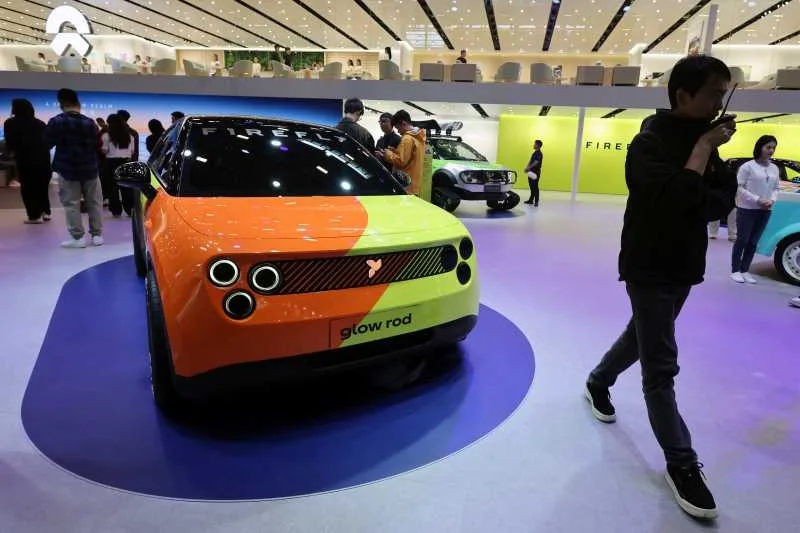 Un vehicul electric expus la Salonul Auto de la Beijing, atrăgând atenția vizitatorilor.