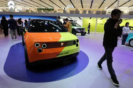 Un vehicul electric expus la Salonul Auto de la Beijing, atrăgând atenția vizitatorilor.