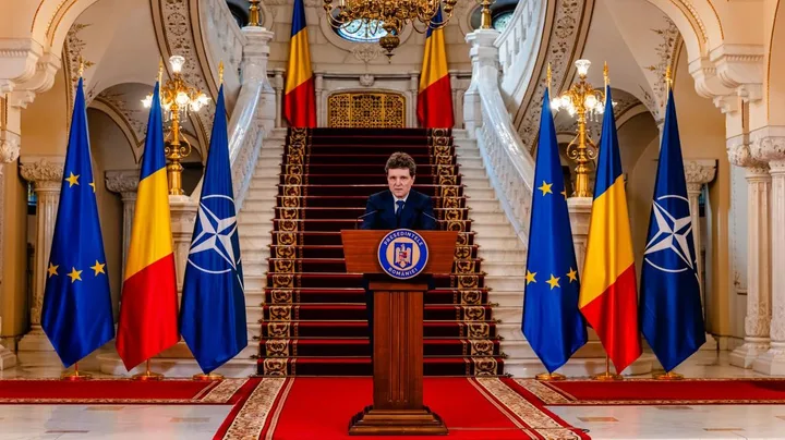 Reuniune oficială la Palatul Cotroceni, cu steaguri ale Uniunii Europene și NATO.