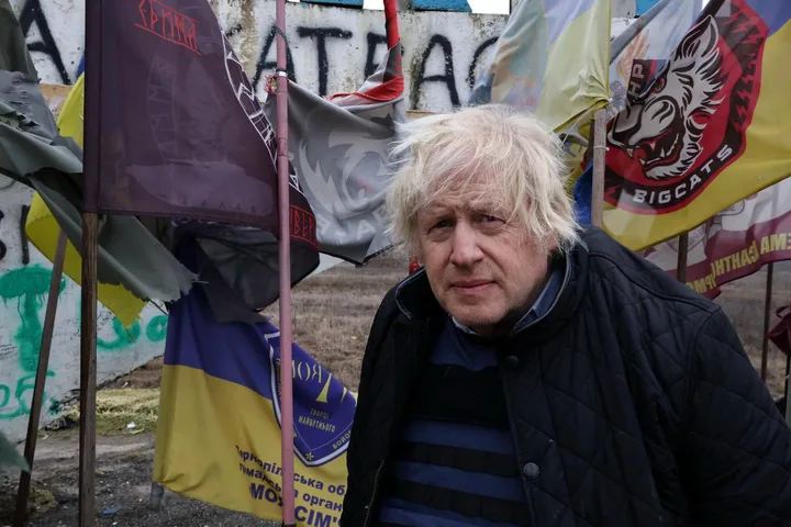 Boris Johnson vizitând frontul din Zaporojie, subliniind nevoia de sprijin pentru Ucraina.