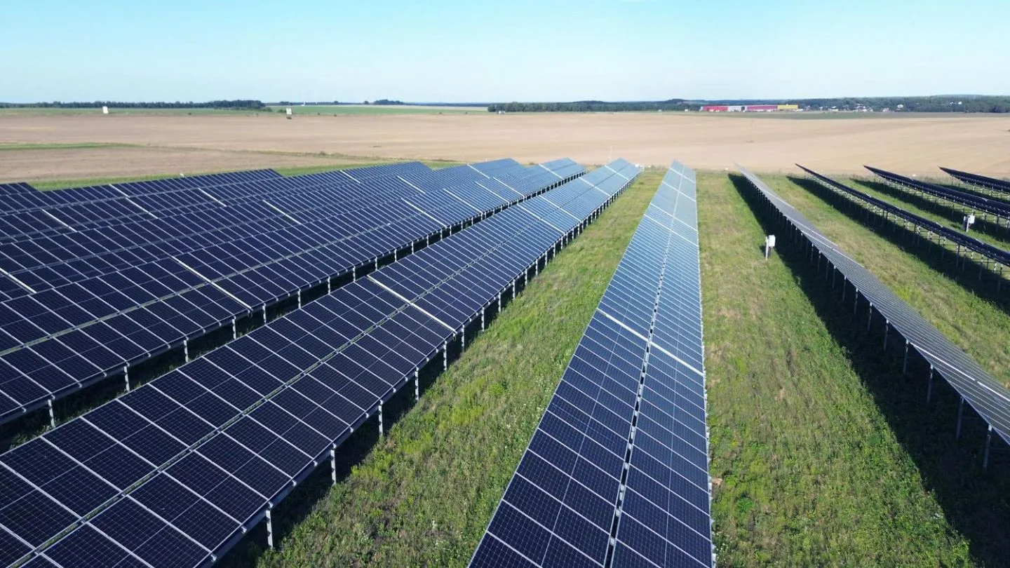 Panouri fotovoltaice amplasate pe câmp, pentru energie regenerabilă.