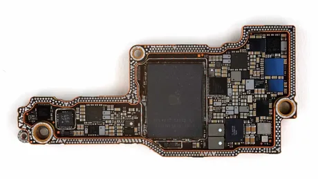 Placă de circuit imprimat cu componente electronice complexe.