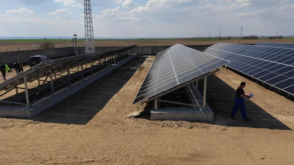 Panouri fotovoltaice instalate pentru energie verde în stații electrice.