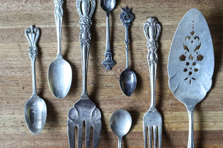 O selecție de tacâmuri din argint, evidențiind frumusețea metalului prețios.