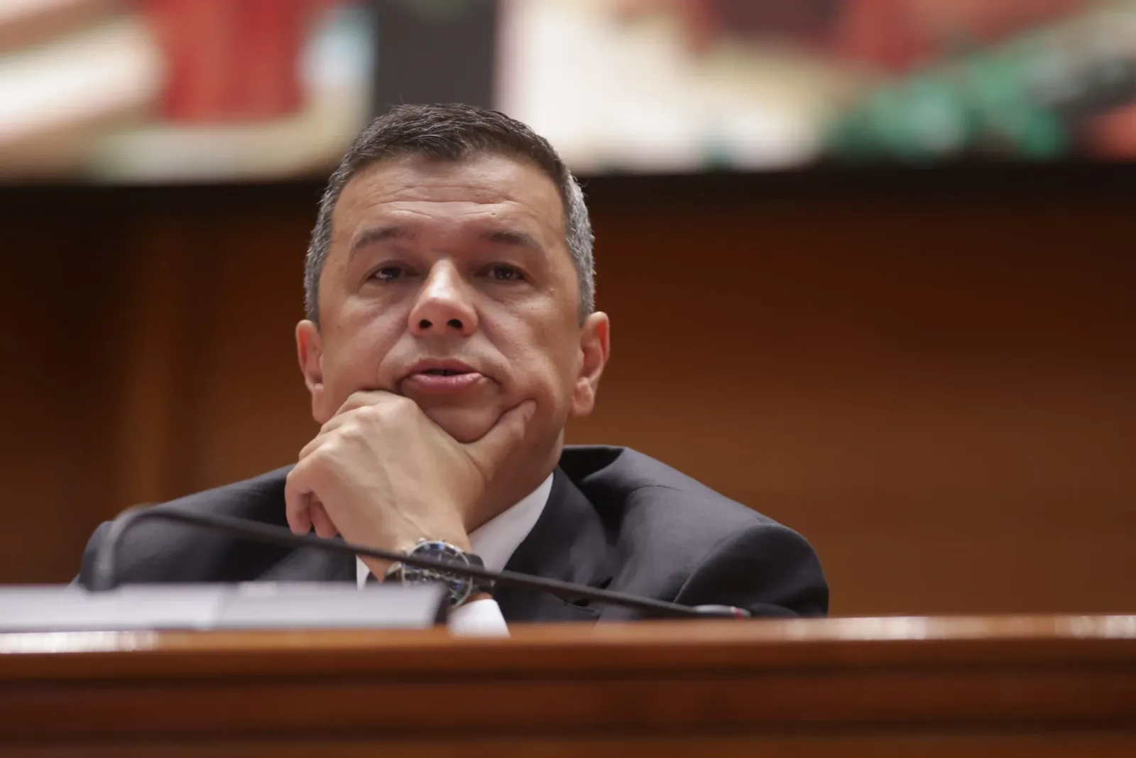 Ilie Bolojan discutând despre moțiunea de cenzură în Parlament.