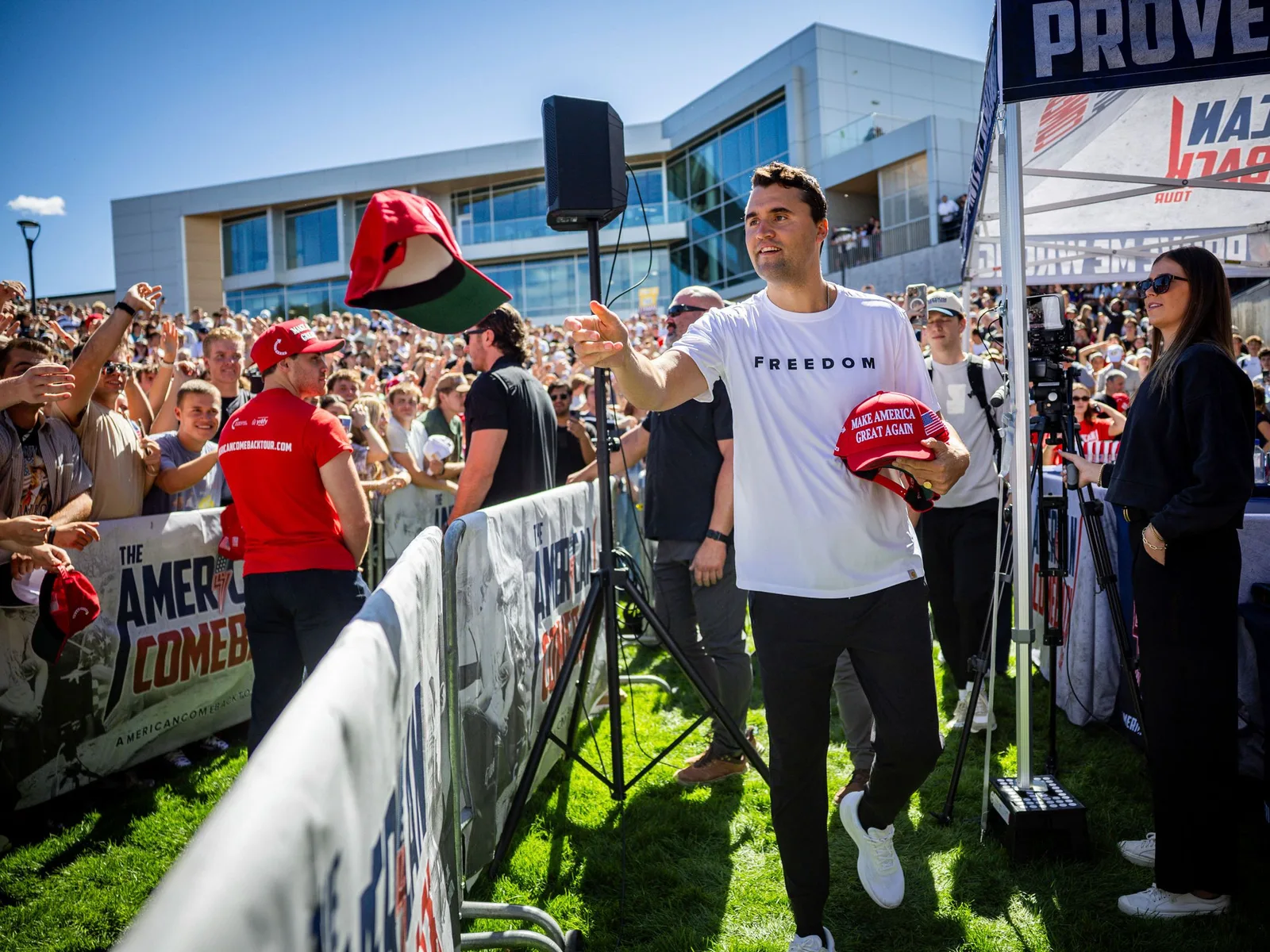 O mulțime de susținători la un eveniment public, cu Charlie Kirk în prim-plan.