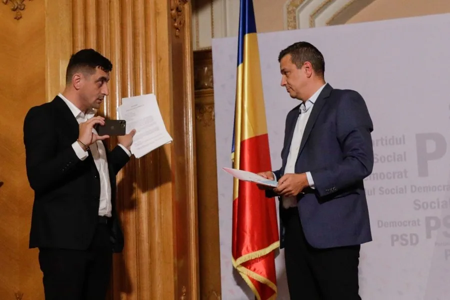 Discuții tensionate între liderii partidelor politice în contextul moțiunii de cenzură.
