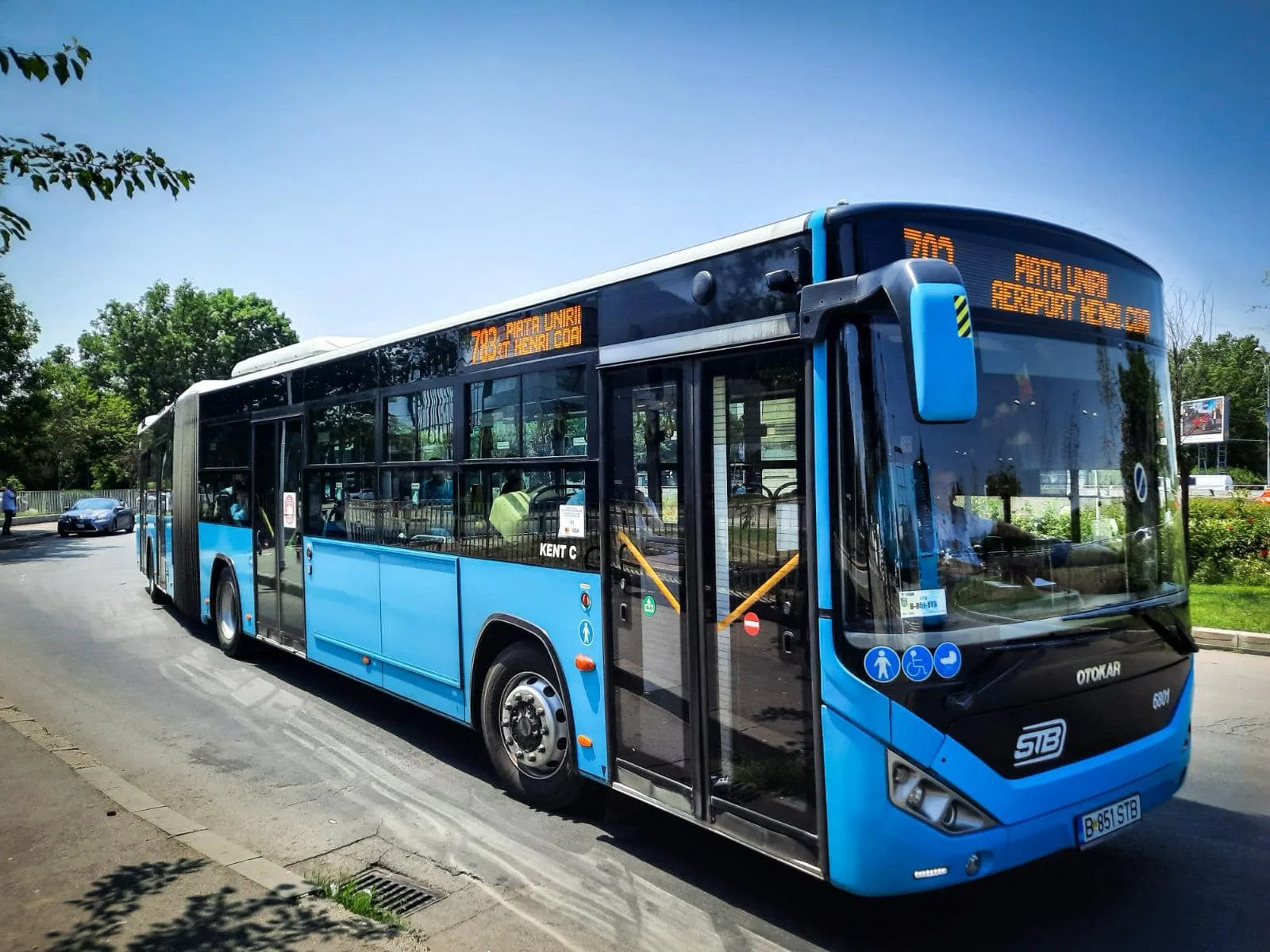 Autobuz STB pe o stradă din București, în timpul unei anchete de furt.