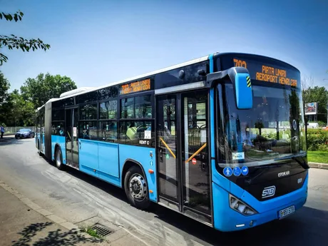 Autobuz STB pe o stradă din București, în timpul unei anchete de furt.