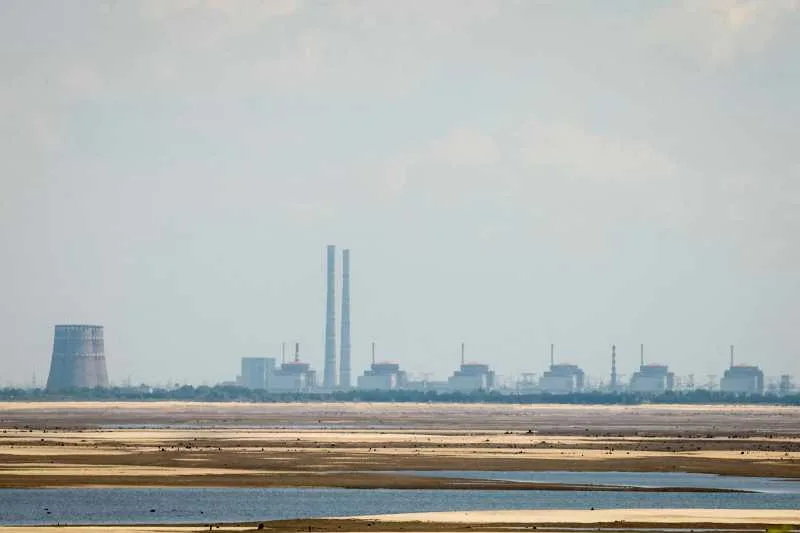 Centrala nucleară Zaporojie, cu instalații vizibile în fundal.
