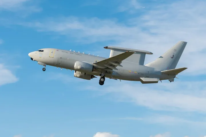 Aeronava E-7A „Wedgetail” în zbor, simbol al modernizării flotei militare.