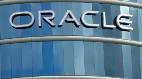Logo-ul Oracle pe o clădire modernă din sticlă.