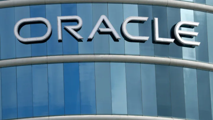 Logo-ul Oracle pe o clădire modernă din sticlă.