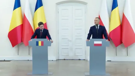 Karol Nawrocki și un oficial român la summitul B9 de la București.