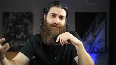 Un lider tech discutând despre impactul inteligenței artificiale asupra competențelor reale.