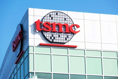 Logo TSMC pe clădire, simbolizând producția de cipuri.