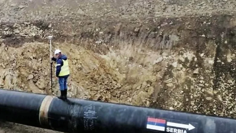 Un muncitor inspectează conducta Balkan Stream în Serbia, în contextul tensiunilor energetice.