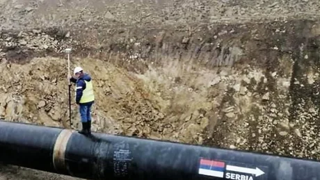 Un muncitor inspectează conducta Balkan Stream în Serbia, în contextul tensiunilor energetice.