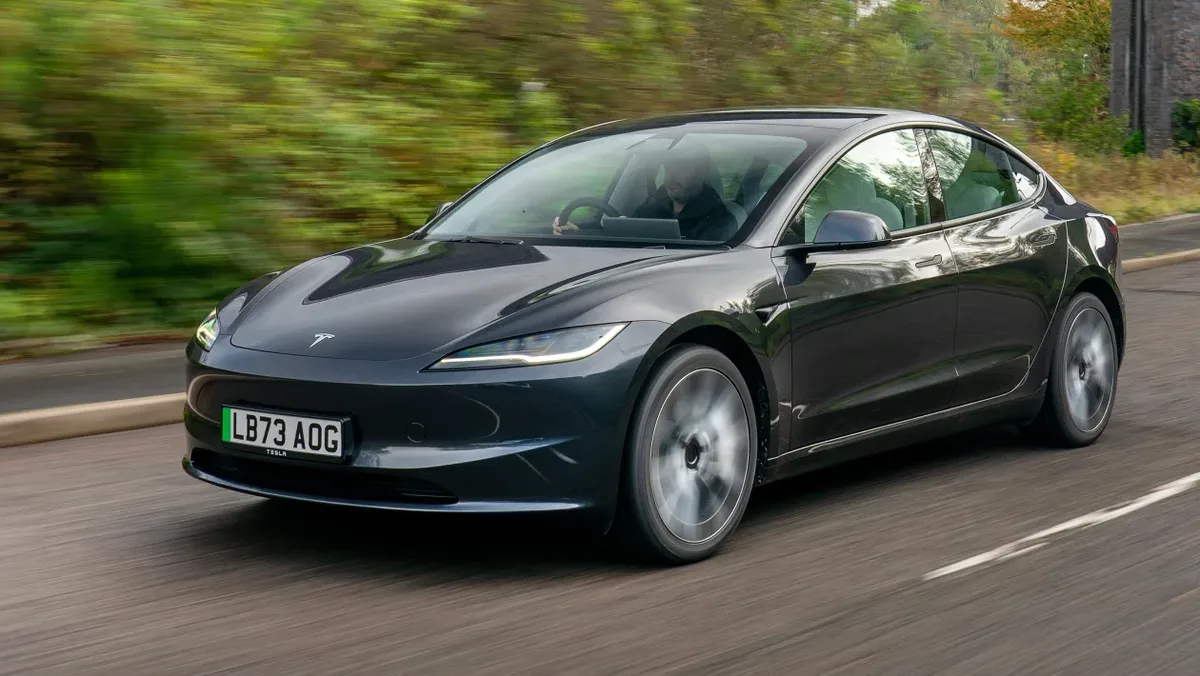 Tesla Model 3 pe drum, lider în eficiență electrică în 2026.