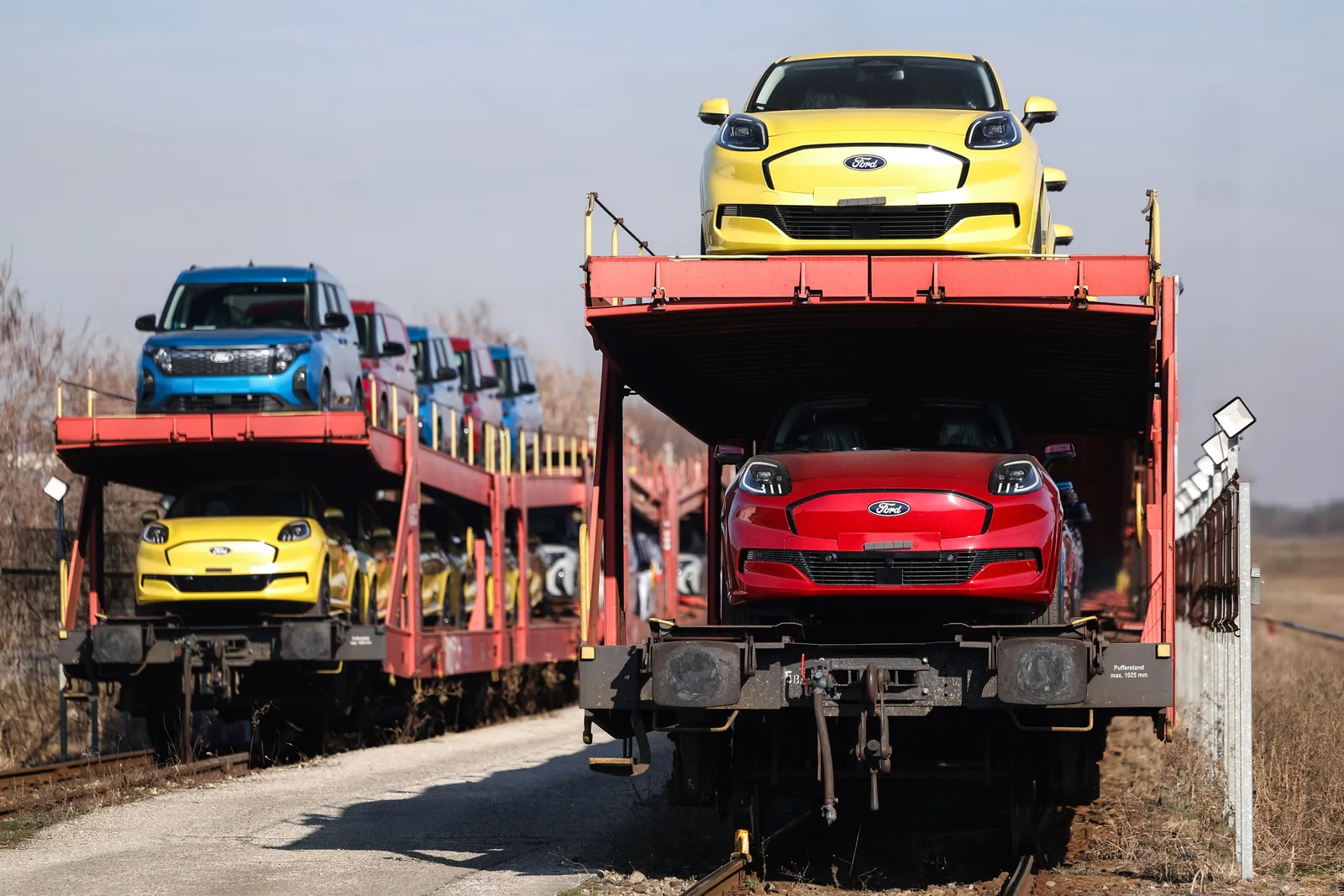 Vehicule Ford transportate pe platforme feroviare la uzina din Craiova.