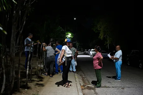 Familii așteptând eliberarea deținuților politici în fața închisorii Yare.