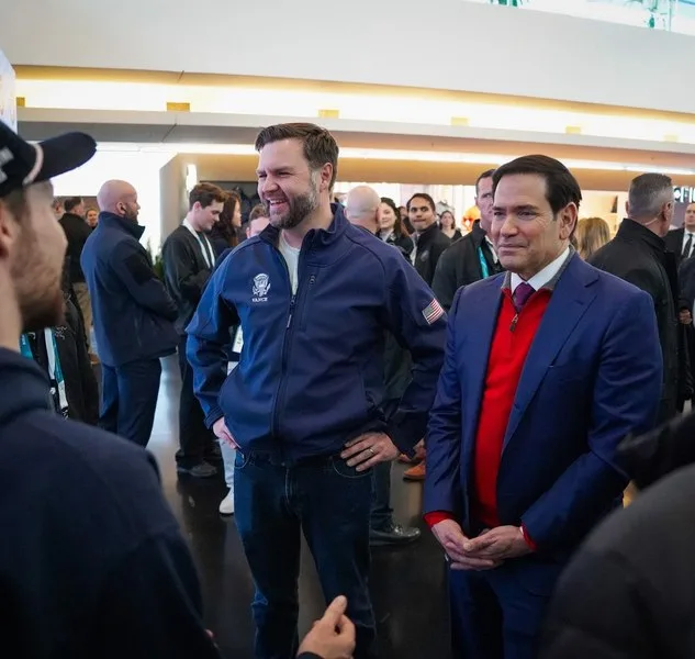 Marco Rubio și JD Vance discutând la un eveniment recent.