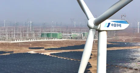 Parc solar și turbine eoliene în peisajul energetic curat din China.