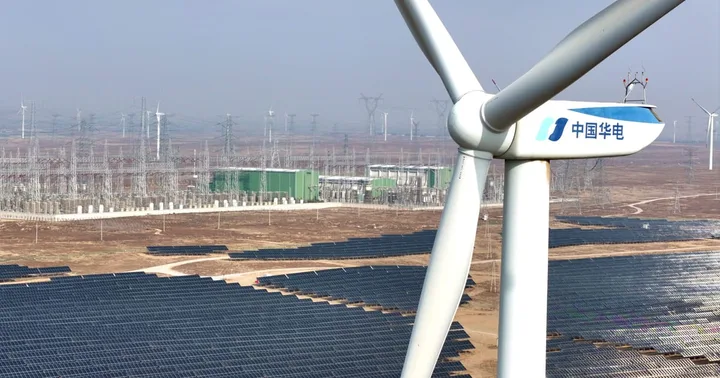 Parc solar și turbine eoliene în peisajul energetic curat din China.