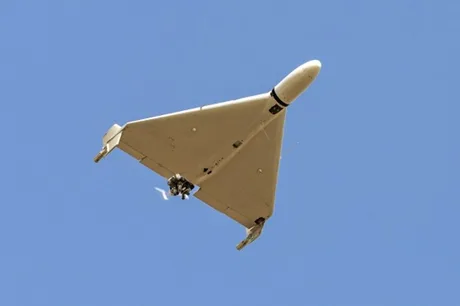 Dronele Shahed zburând pe cer, simbolizând livrările din China către Iran și Rusia.
