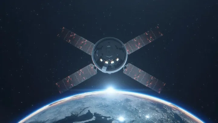 Capsula Orion în orbita joasă a Pământului, pregătindu-se pentru testare.