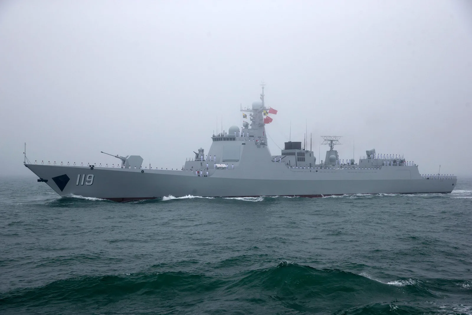Nava militară chineză navigând în Marea Galbenă în condiții de ceață.