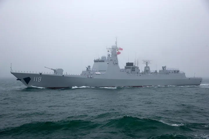 Nava militară chineză navigând în Marea Galbenă în condiții de ceață.
